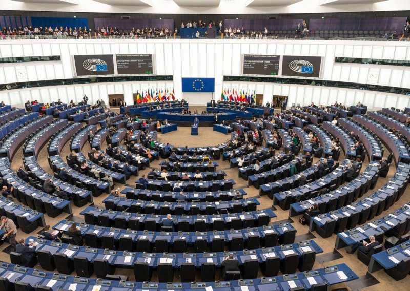 Panika u Europskom parlamentu, niz ljudi se razbolio od flaširane vode koja se tamo dijeli