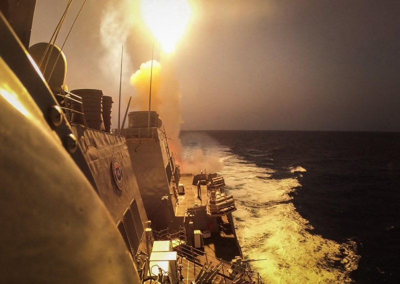 Američki razarač u Crvenom moru srušio 14 dronova lansiranih iz Jemena