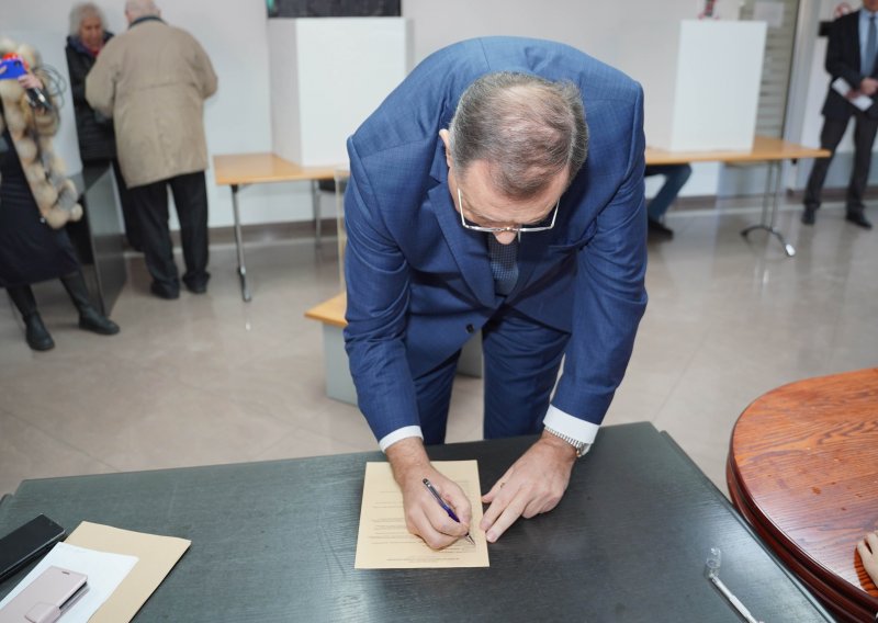 Kamere zabilježile kako je glasao Milorad Dodik, je li prekršio zakon?