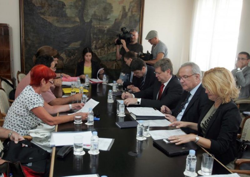 Collective agreement for 60,000 civil servants signed