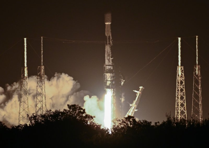 Povijesna raketa SpaceX-a prevrnula se na brodu-platformi pri povratku na Floridu