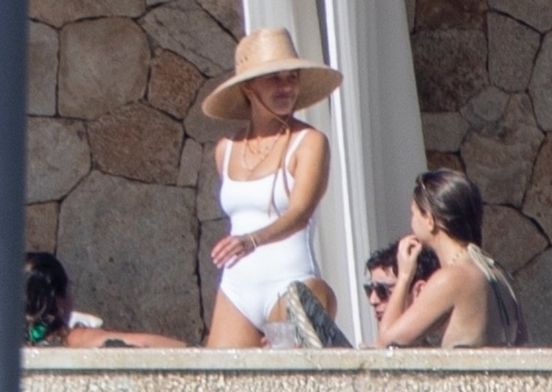 Blagdanski odmor Reese Witherspoon: Oduševljava u chic bijelom kupaćem kostimu