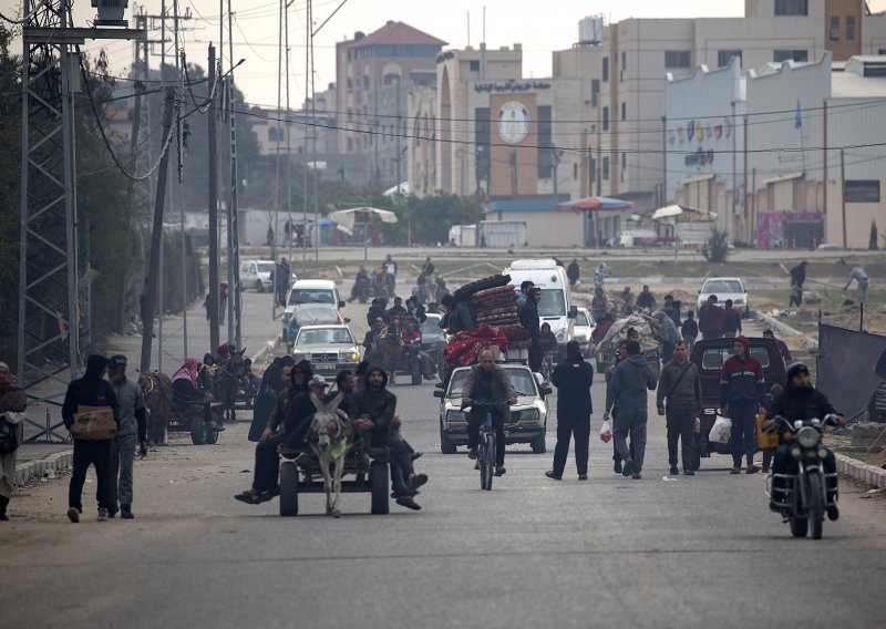 Obitelji bježe iz središnje Gaze, Izrael napreduje s ofenzivom