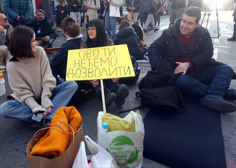 Studenti ponovno na ulicama Beograda: Počeli 24-satnu blokadu ispred ministarstva