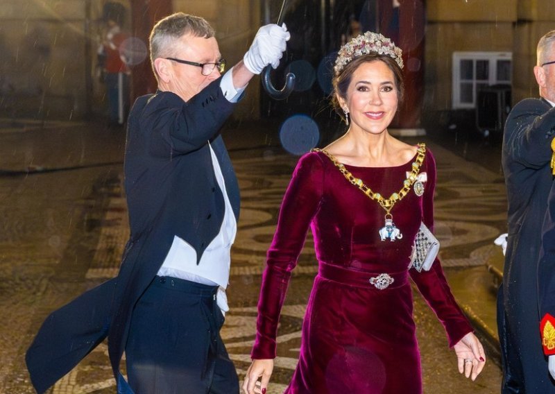 Novu godinu i titulu kraljice dočekala u najraskošnijoj haljini od baršuna