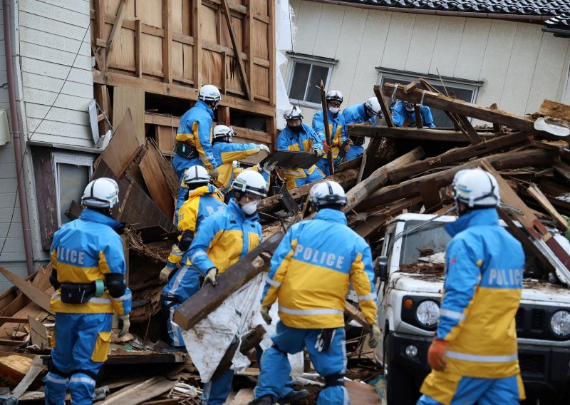 Tisuće spasilaca u Japanu u utrci s vremenom, istječu ključna 72 sata za preživjele