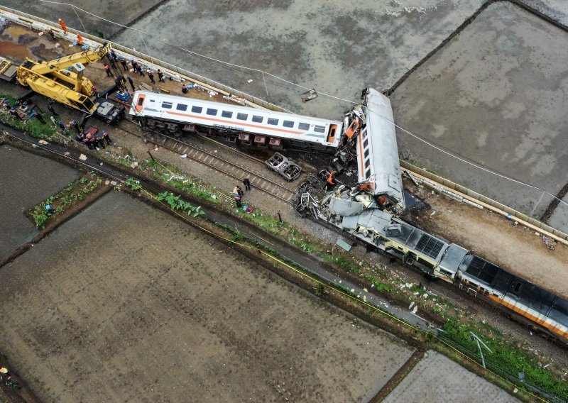 U sudaru prigradskih vlakova u Indoneziji troje poginulo, 28 ozlijeđeno