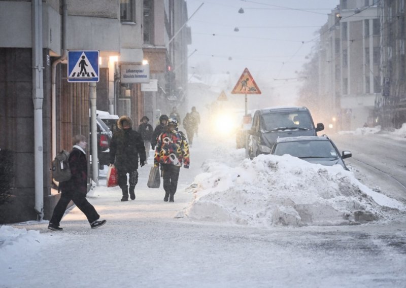 Ekstremno niske temperature u Finskoj lede kipuću vodu u zraku