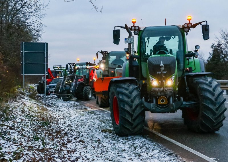 Francuski i poljski poljoprivrednici blokirali ceste