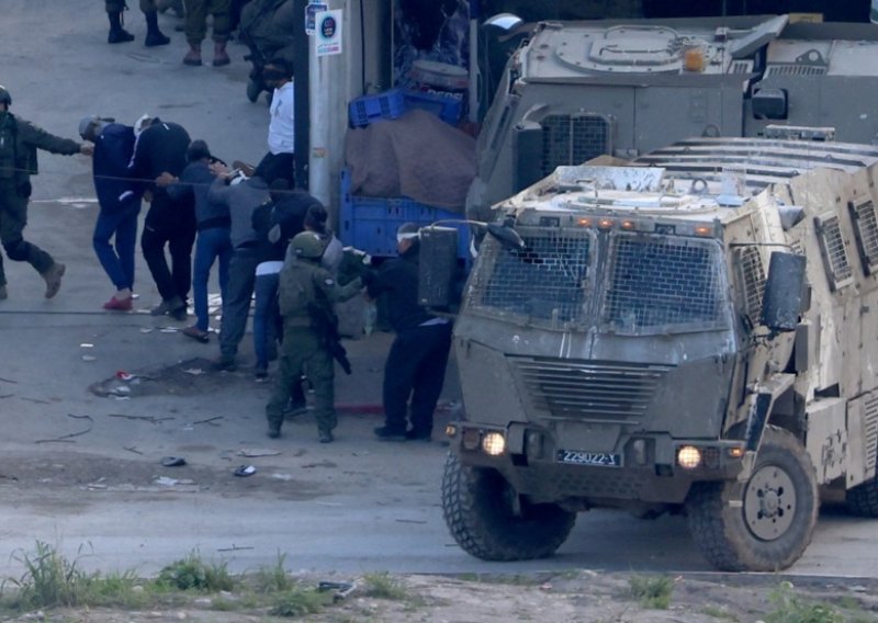 Snimke otkrivaju kako izraelski vojnici vozilom prelaze preko tijela Palestinca