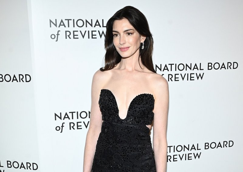 Anne Hathaway plijenila elegancijom: Haljina efektnog dekoltea za stajling bez greške