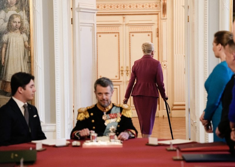 Prve fotografije novog danskog vladara; nasmiješeni kralj u društvu sina, a kraljica odlazi u povijest