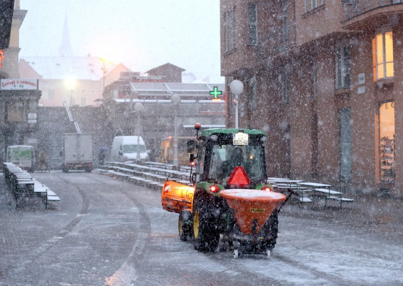 Snijeg stvara probleme u prometu u Zagrebu, prekinute neke autobusne linije