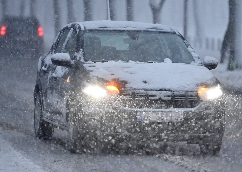 Stigao je i snijeg, evo nekoliko savjeta vozačima za vožnju u zimskim uvjetima