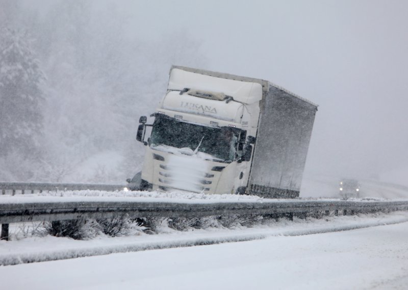 Snijeg stvara probleme: Za sav promet zatvoren dio A1