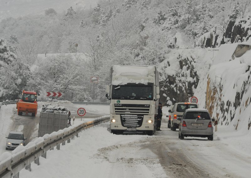 Prekinut promet na 'staroj cesti' Rijeka - Zagreb zbog tegljača koji je zapeo u snijegu
