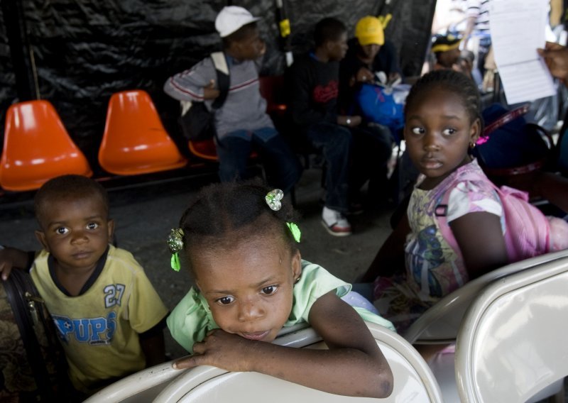 Deseci Haićana zapeli na pariškim aerodromima