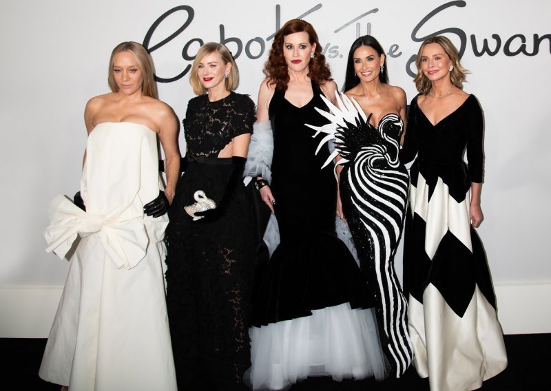 Ne zna se čija je ljepša: Holivudske dame dominirale u crno-bijelim haljinama