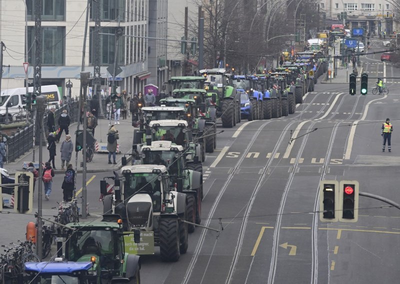 Poljoprivrednici na traktorima stigli u sjedište njemačke vlade