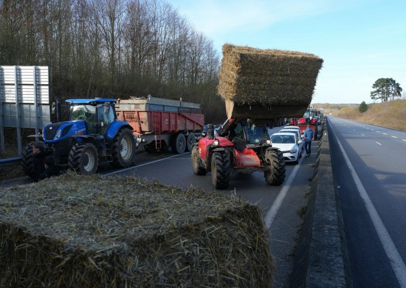 Francuski farmeri blokirali autoceste oko Pariza, kilometarski zastoji u prometu