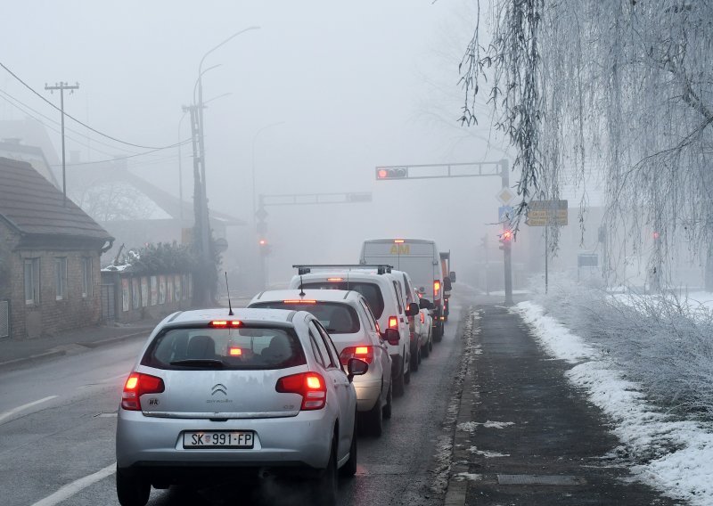 Oprez u prometu: Ceste su skliske, probleme stvara i magla