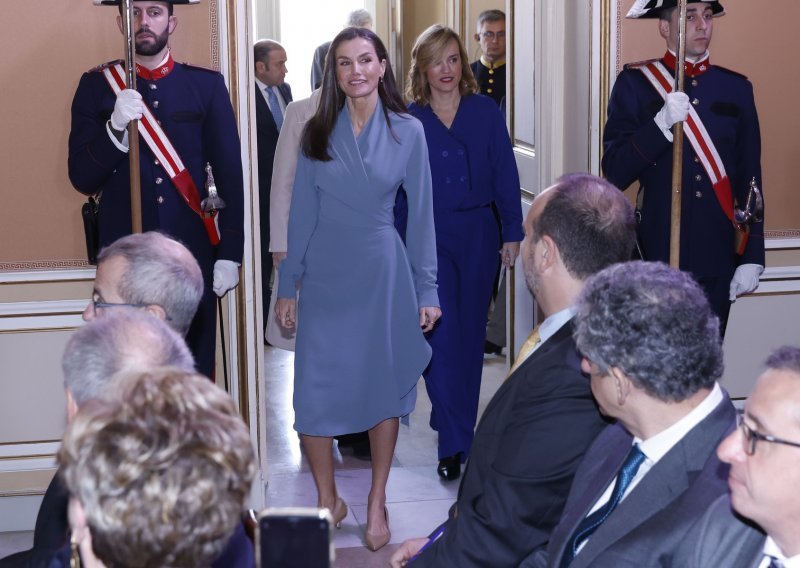 Kraljica Letizia istaknula haljinu koja nikada ne izlazi iz mode