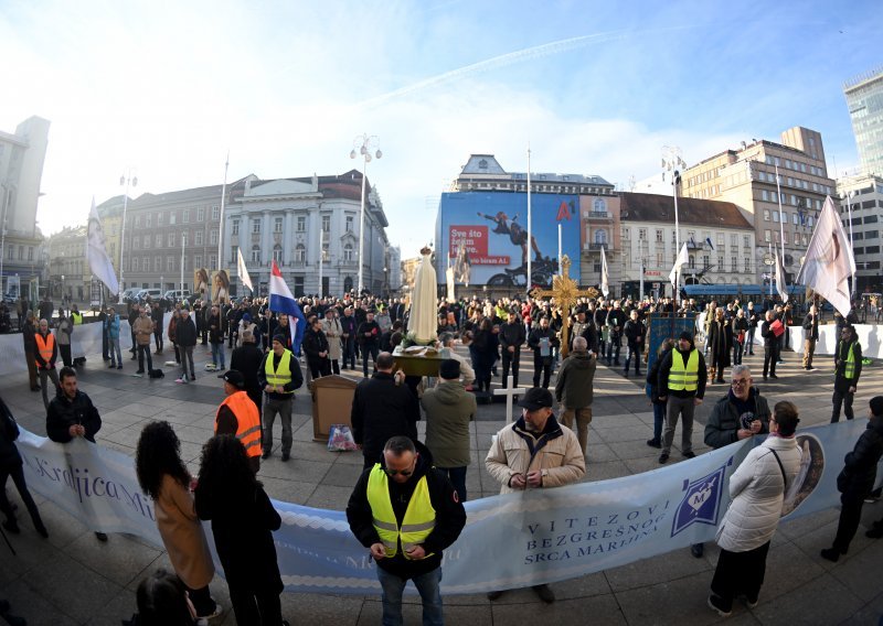 Sukobili se molitelji i prosvjednici na Trgu bana Jelačića, razdvajala ih policija