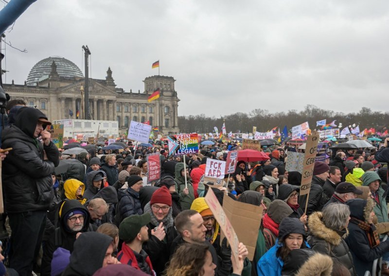 Na prosvjedu protiv krajnje desnice u Berlinu više od 150.000 ljudi