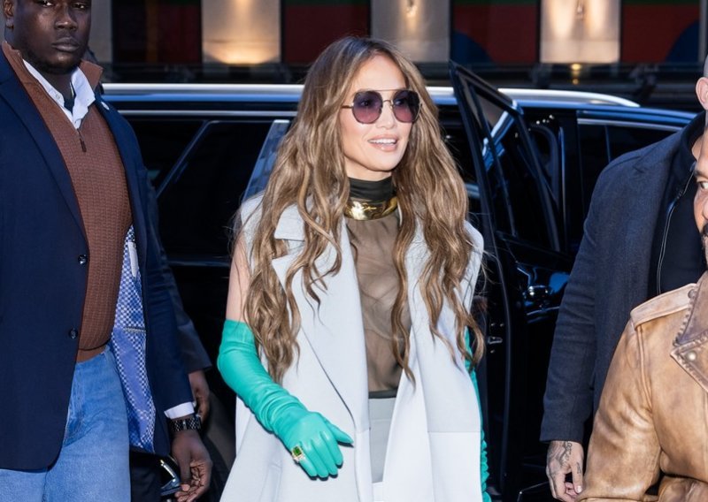 Samo Jennifer Lopez može prirediti ovakav modni spektakl; niže stajlinge ravno s modnih pista