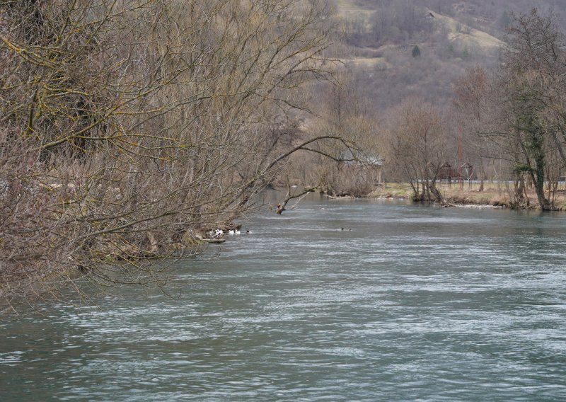 Kod Stoca nestala dva mladića: Autom se survali u nabujalu rijeku