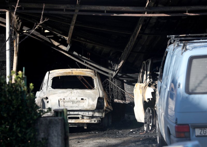 Očevid: Požar tri automobila u podsljemenskoj zoni podmetnut
