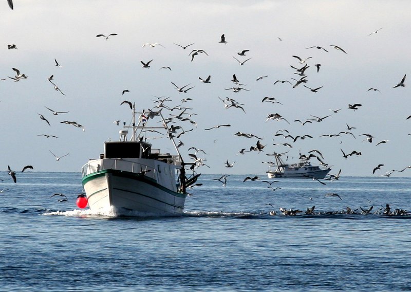 Talijanske ribarice okružile hrvatske ribare i uništile im mreže