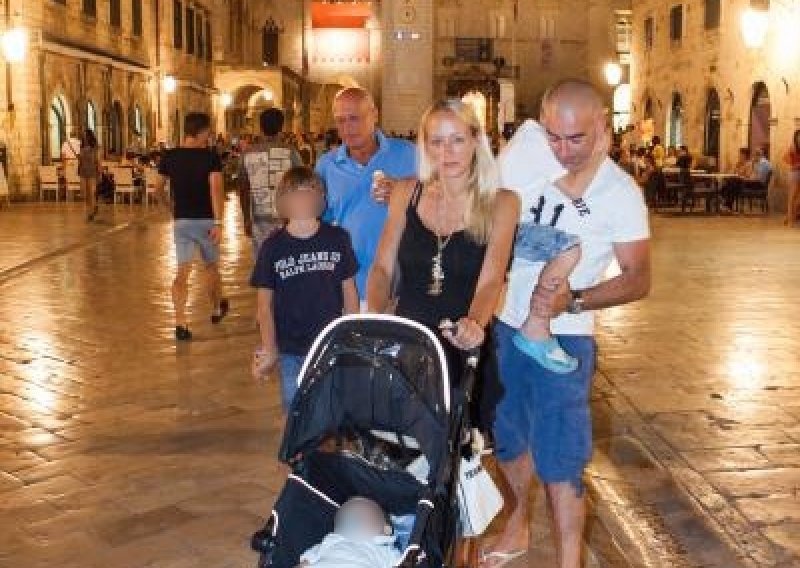 Preplanuli Dina Štern i Ljubo u šetnji Dubrovnikom