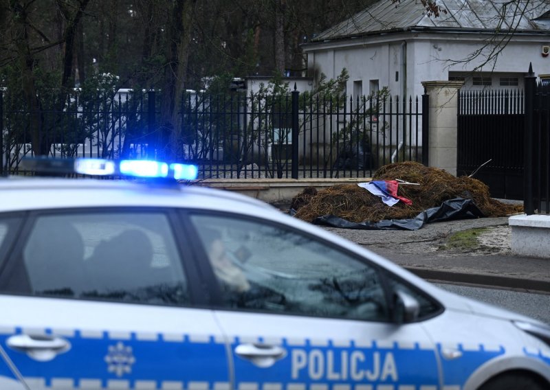 Istovarena gomila gnoja s krvavom zastavom ispred kuće ruskog veleposlanika