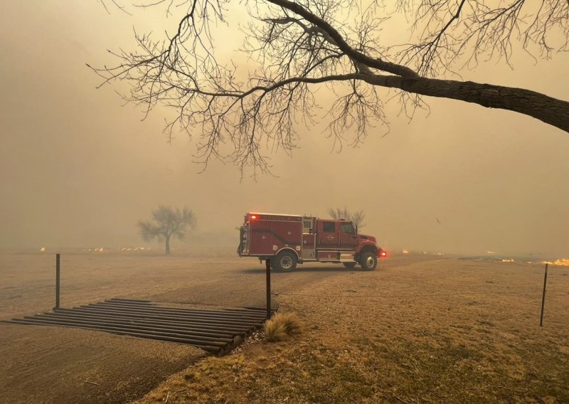 Požar bjesni Teksasom, dio stanovnika evakuiran