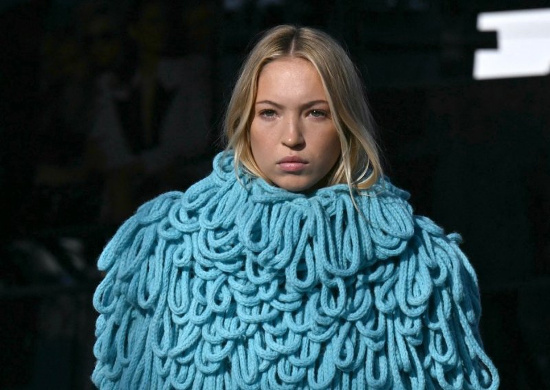 Kći Kate Moss ukrala pažnju u odvažnoj plavoj pletenoj kreaciji