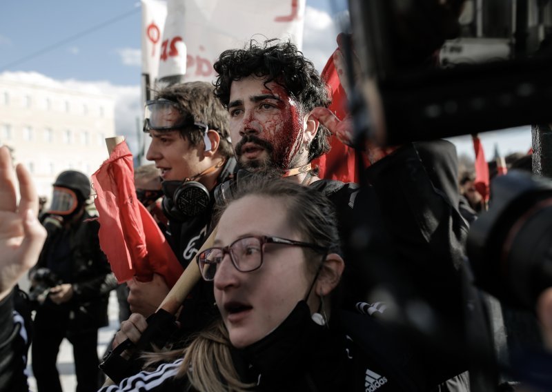 Neredi u Ateni: U sukobu studenata i policije letjeli molotovljevi kokteli i suzavac