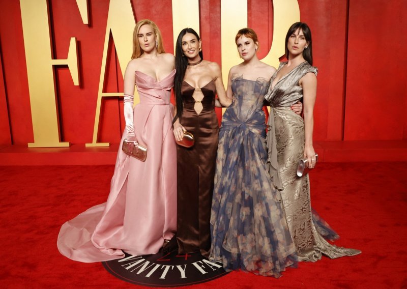 Najljepši prizor sa oskarovske zabave: Demi Moore s kćerima zablistala na crvenom tepihu