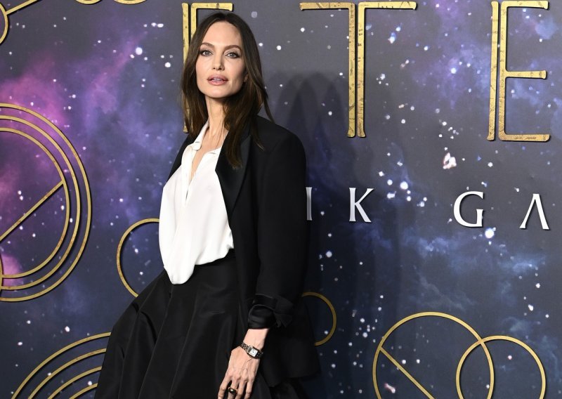 Angelina Jolie debitirala na dodjeli Oscara u posve novoj ulozi