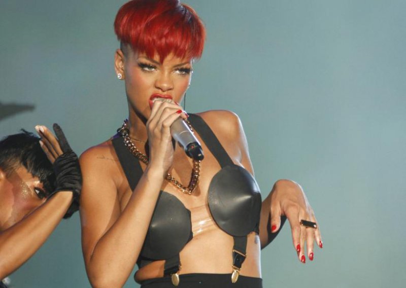 Rihanna vatrena s crvenom kosom