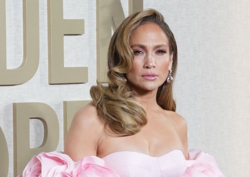 Jennifer Lopez izgleda smrknuto dok odlazi u plesni studio nakon što je otkazala nekoliko nastupa