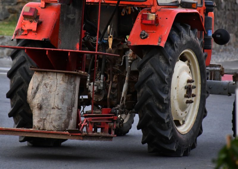 Strava u Čepinu: Mehaničara prignječio traktor