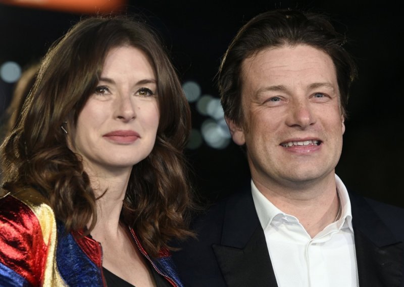 Nakon što je rodila petero djece, supruga Jamieja Olivera odlučila postati primalja