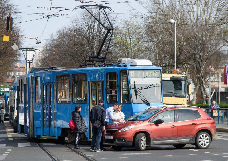 Sudarili se tramvaj i automobil na velikom križanju u Zagrebu
