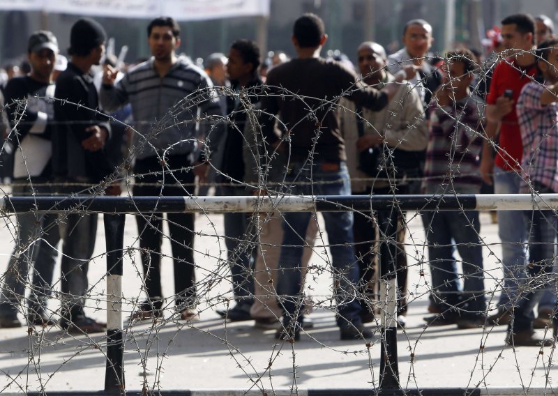 Prosvjednici u Kairu zabarikadirani iza žičane ograde
