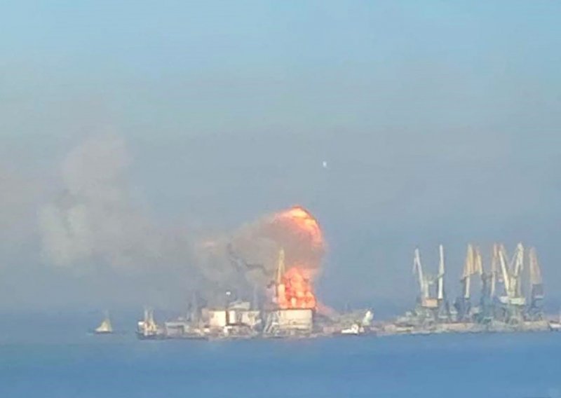 Ukrajina tvrdi da je pogodila dva ruska bojna broda