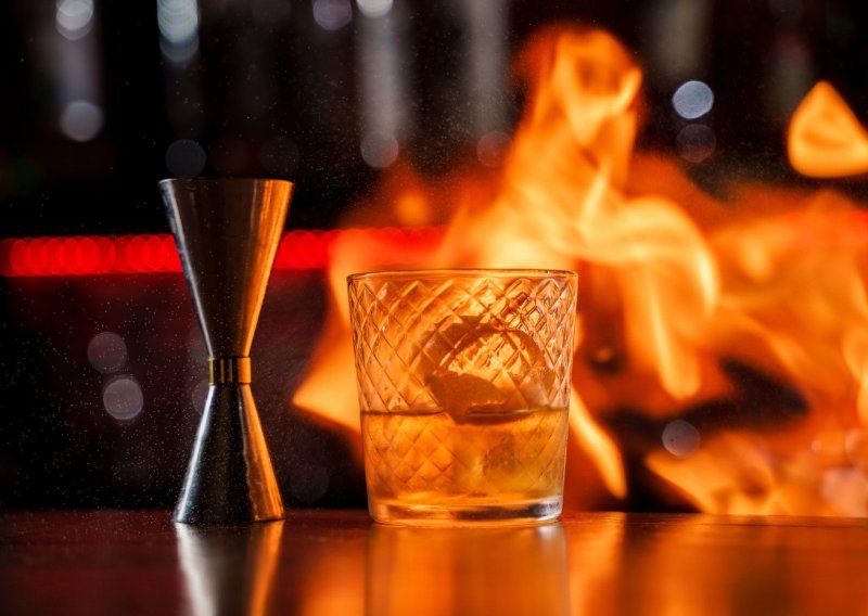 Dok je konobarica na vatru sipala rum s 80 posto alkohola, svirala je pjesma 'Pali klub'