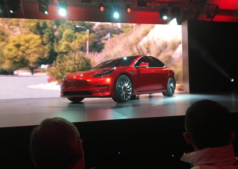 Tesla Model 3 će do izlaska i dalje izgledati kao 'svemirski brod'