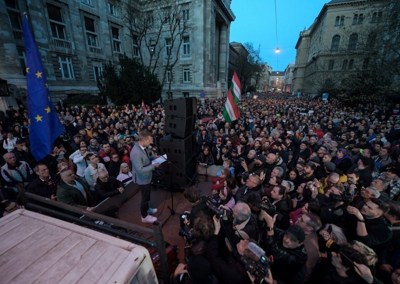 Mađari izišli na ulice Budimpešte; traže da glavni tužitelj i Orban podnesu ostavke