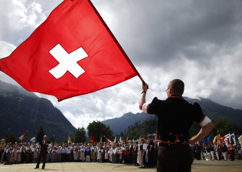 Radili ili ne, Švicarci bi mjesečno primali 2.500 franaka